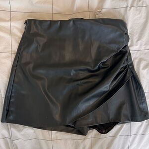 Zara Black Faux Leather Mini Skirt skorts size M